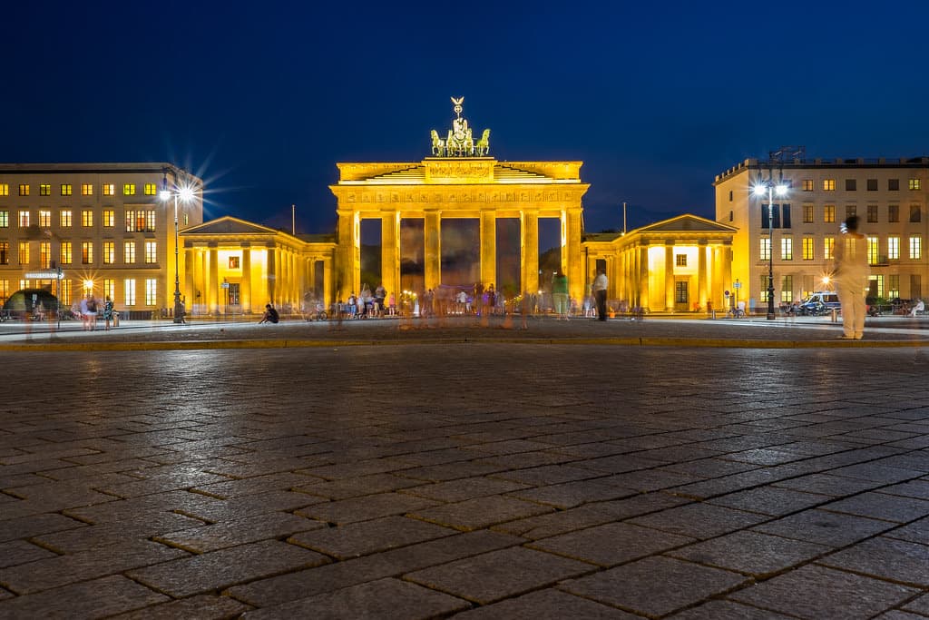 Das beleuchtete Brandenburger Tor in Berlin bei Nacht