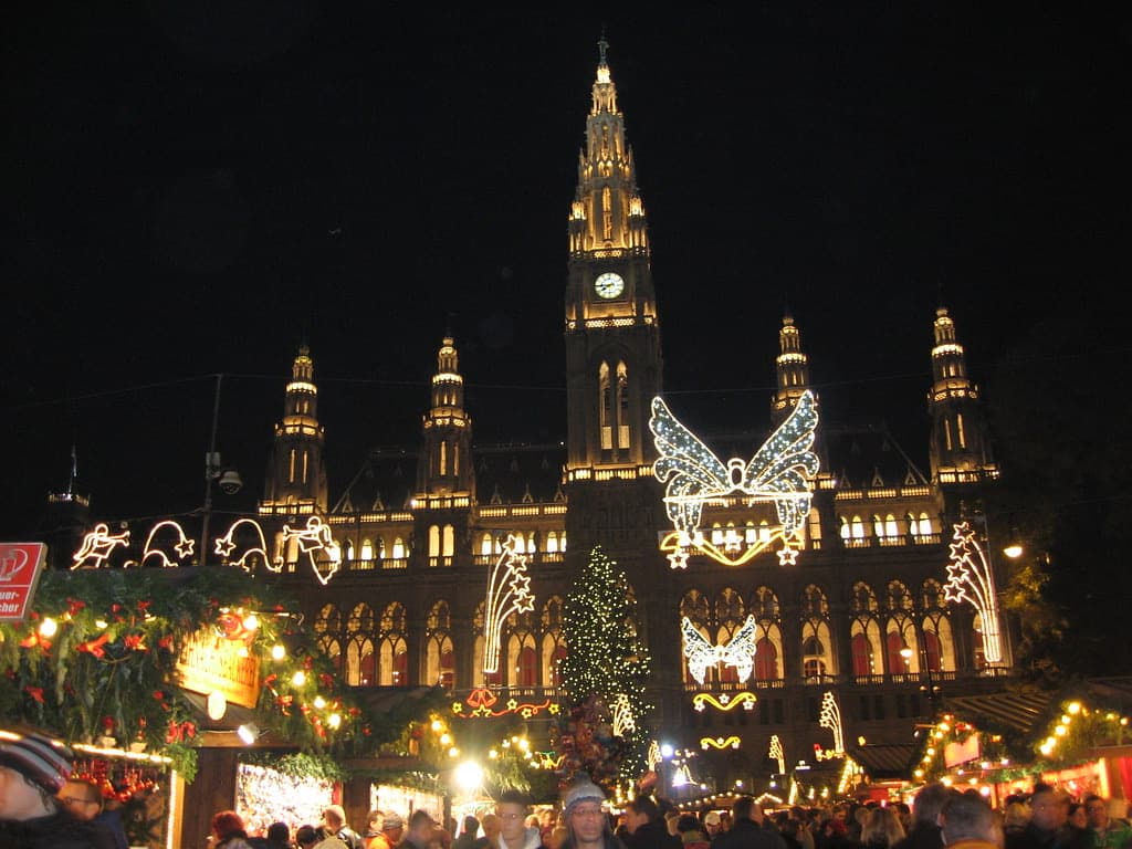 Das Wiener Rathaus am Abend