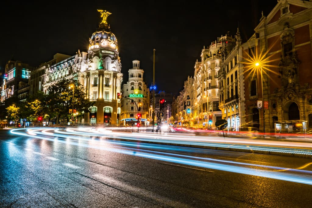 El edificio Metrópolis en la Gran Vía de Madrid de noche