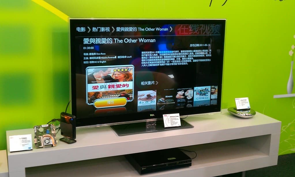 Televisor de pantalla plana sobre un mueble