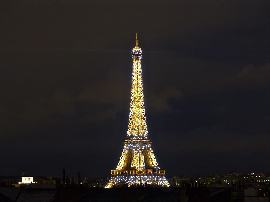 La tour Eiffel illuminée la nuit