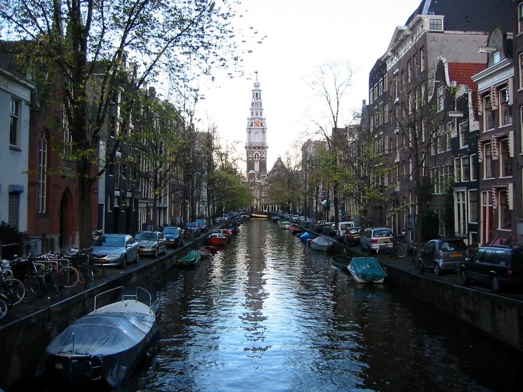 Een gracht in Amsterdam met grachtenpanden