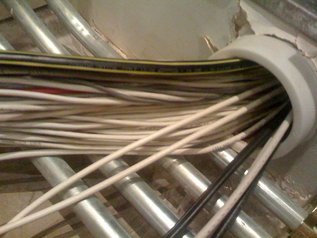 Fiberoptiska kablar i en bunt